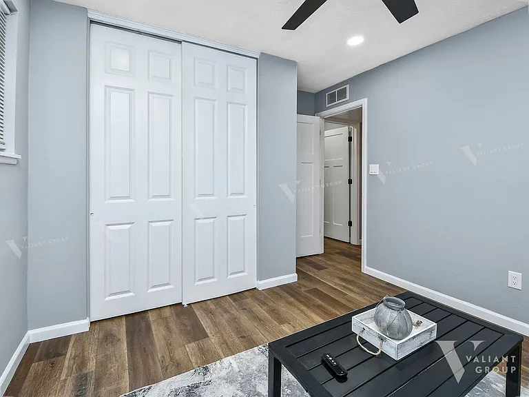 1435 E Elm St — Photo 17