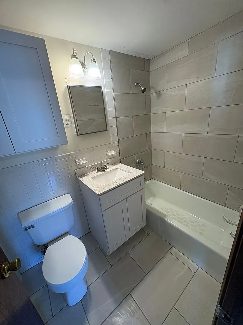 1 bed less than a mile from the computer rail! — Photo 4