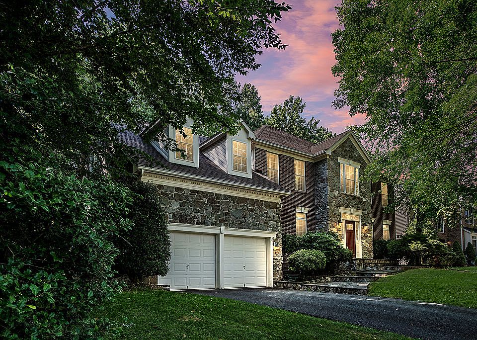 1st image of 4 Ponds Edge Ct