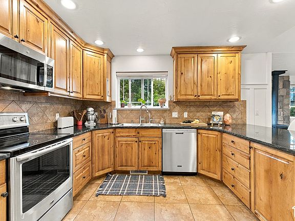 4th image of 525 E Oneida St