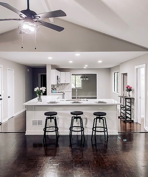 Kitchen and family bar 