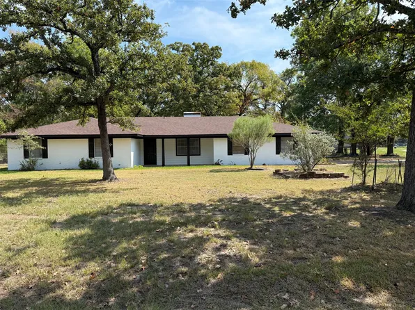 1 Oakridge Cir, Malakoff, TX 75148