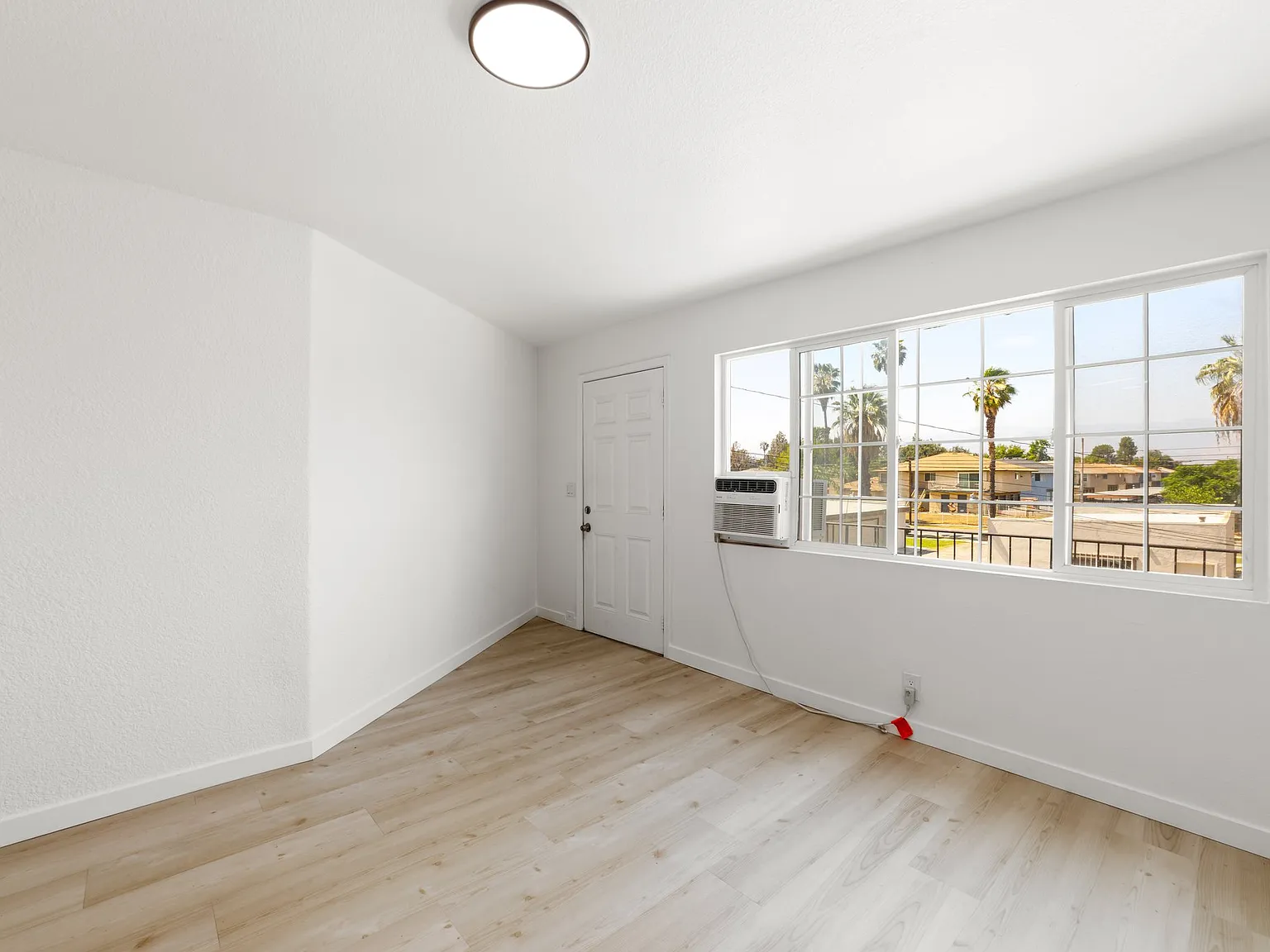 1017 Oxford Dr — Photo 2