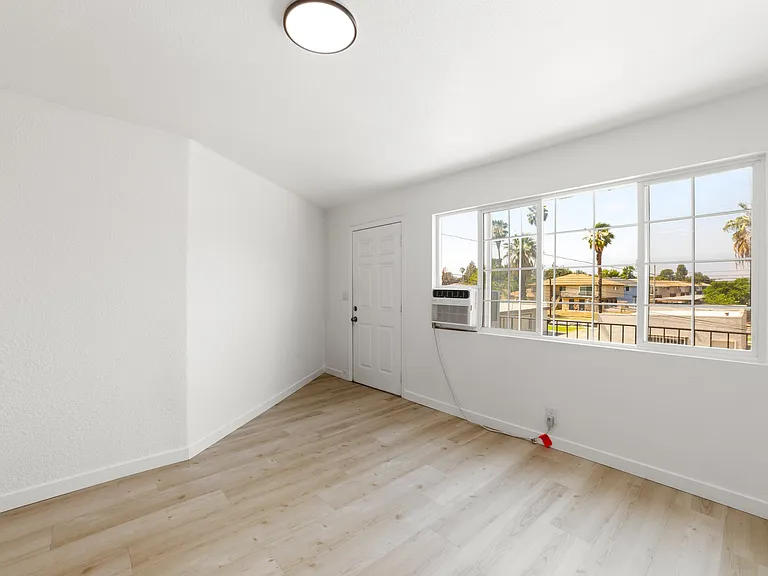 1017 Oxford Dr #D — Photo 2