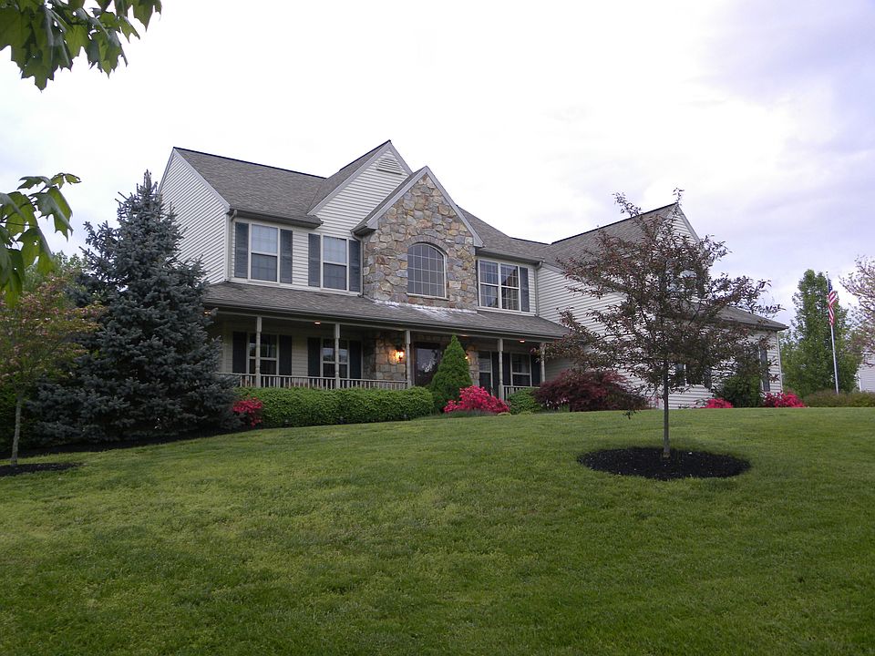 View of house from cul-de-sac