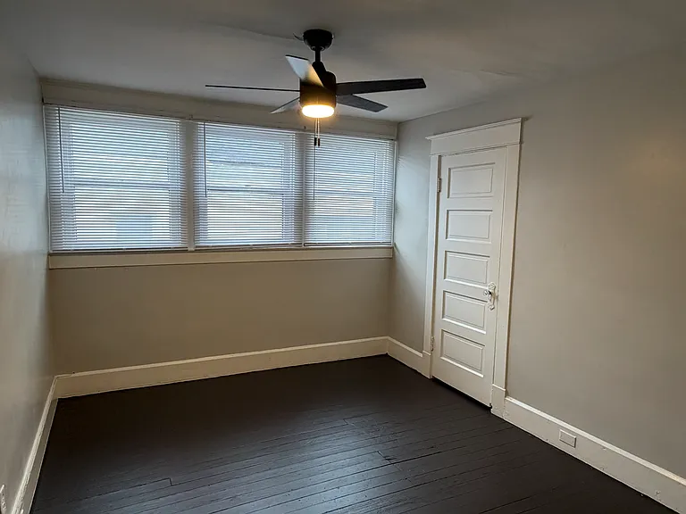 Bed 2 (1 large closet)