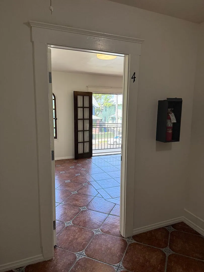 2646 Kenwood Ave — Photo 2