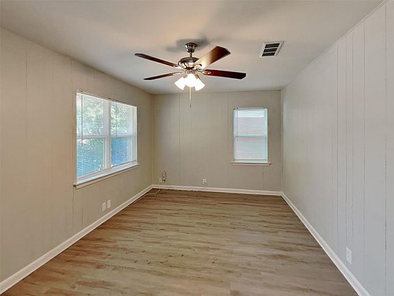 2nd image of 808 Laguna Dr