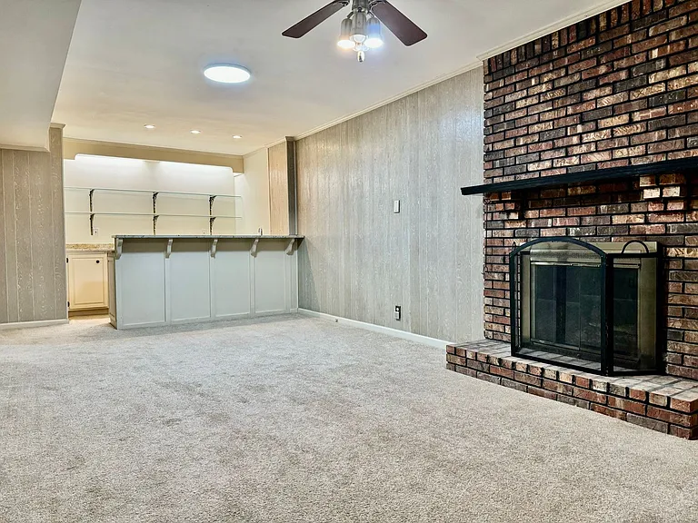 214 London Ln — Photo 25