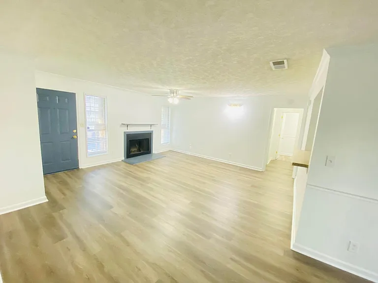 114 Sterling Ct — Photo 2