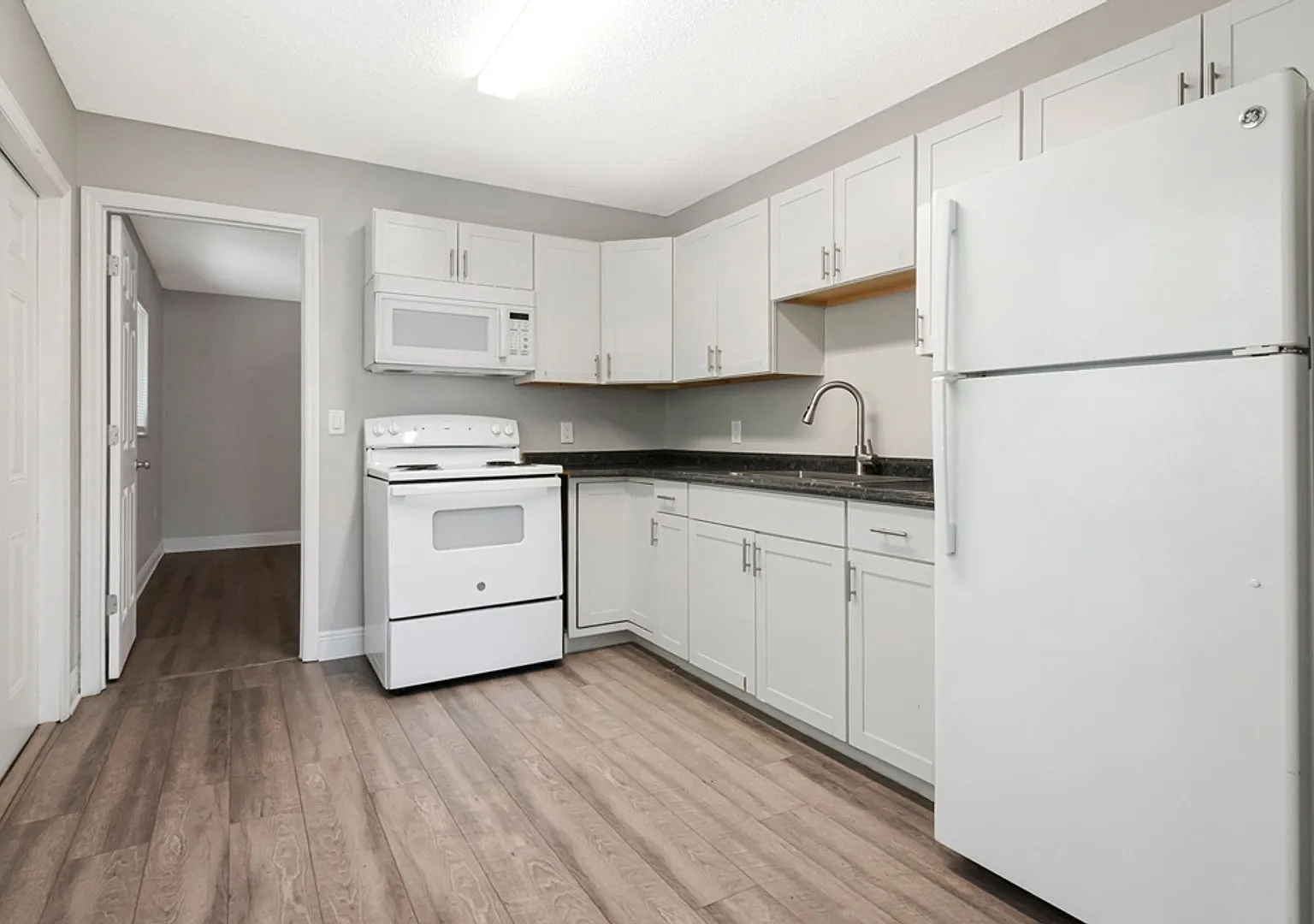 Renovated 3 Bedroom 2 Bath - Lawn Care and Trash Included - Minutes from Super Target and Publix — Photo 2