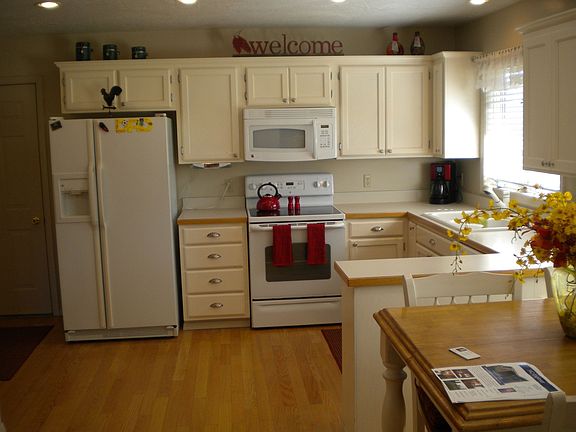 Open kitchen, informal dining area