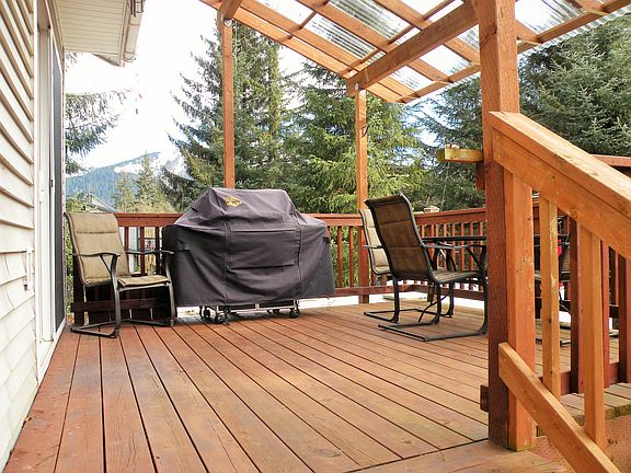 Covered deck off dining