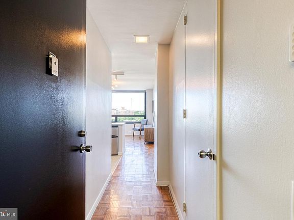5th image of 4000 N Charles St Unit 807