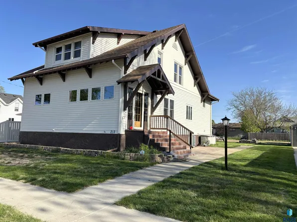 212 W 2nd Ave, Lennox, SD 57039