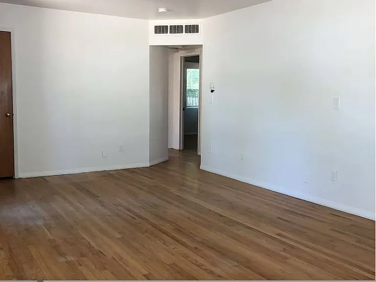 1017 W Mulberry St — Photo 3
