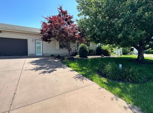 922 S Bradfordton Rd, Springfield, IL 62711