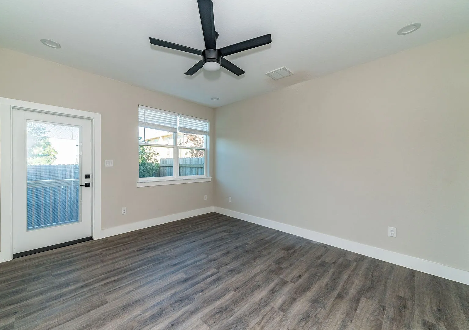 Luxury 3-Bedroom Alamo Heights Townhome — Photo 4