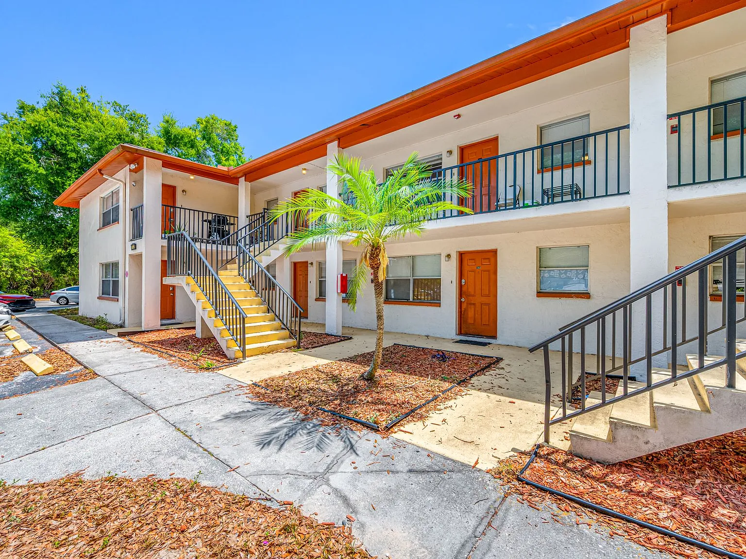 Spacious Clearwater Apartment with Laundry On Site — Photo 2