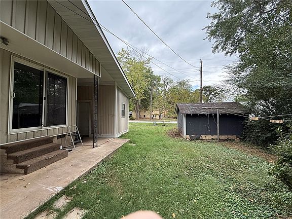 3rd image of 1002 W Rogers Ave