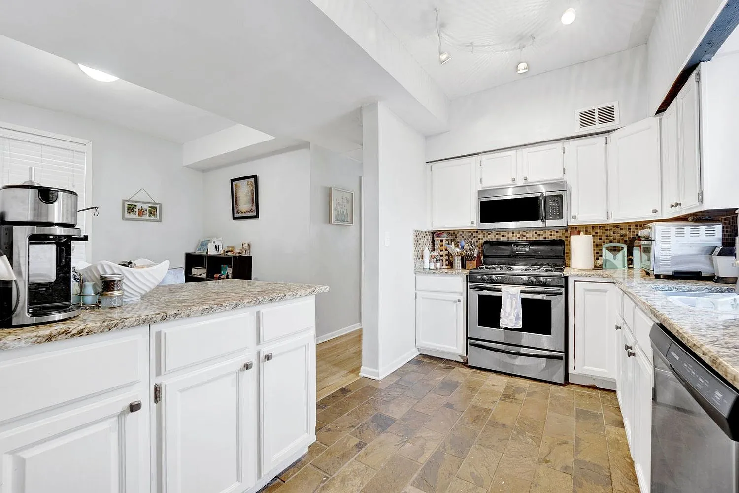 2 bed, 1900 sqft, $3,850 — Photo 2