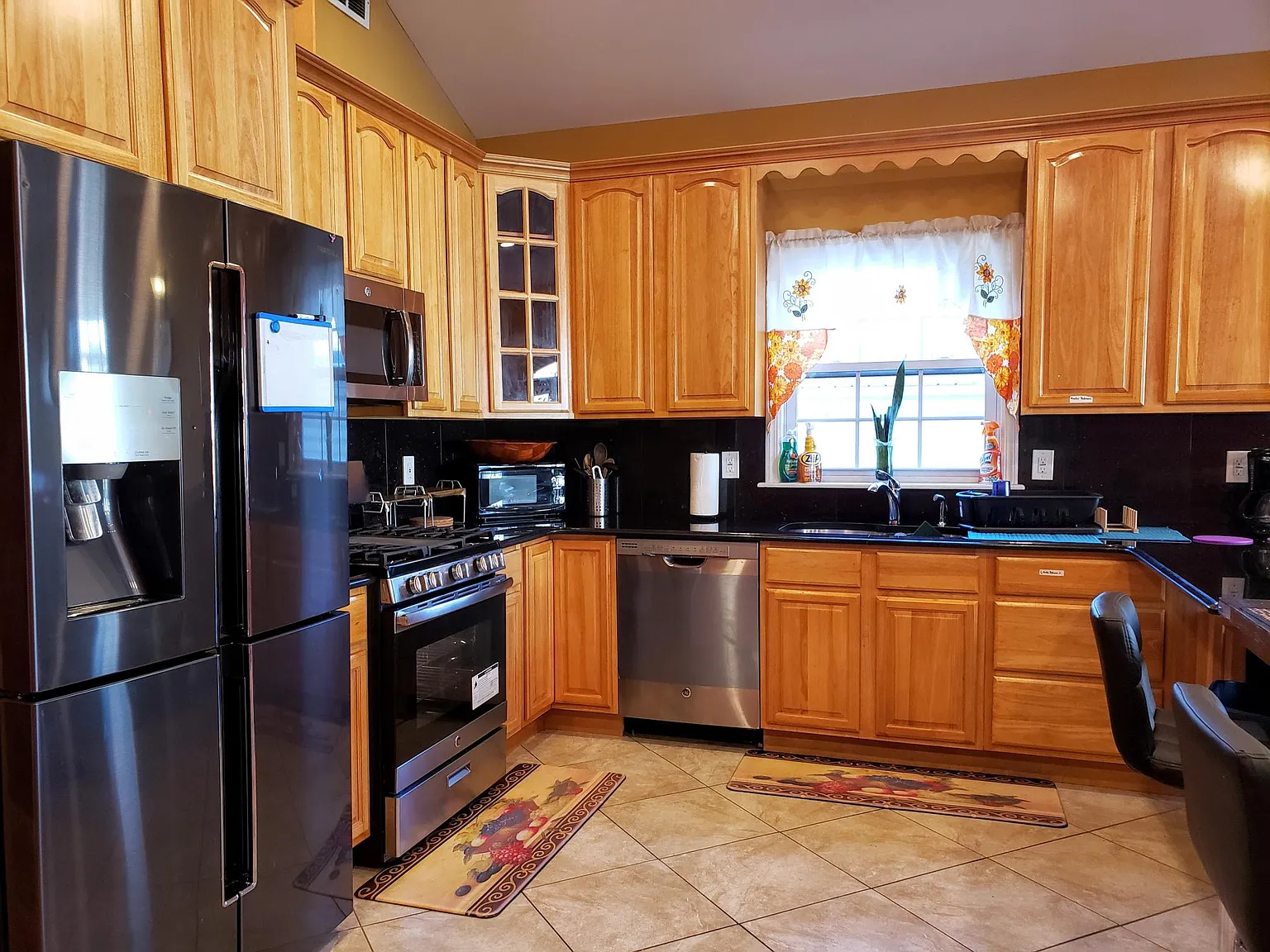 1 bed, 2900 sqft, $1,200 — Photo 2