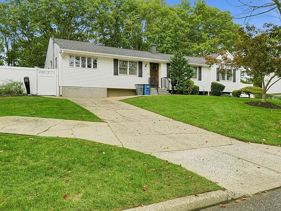 2nd image of 5 Longbow Ln