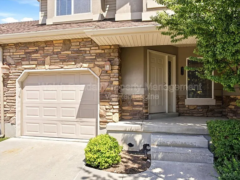 672 E Clearwater Dr N — Photo 3