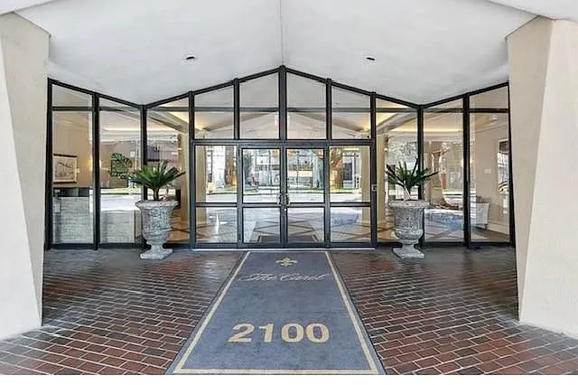 Building Photo - 2100 Saint Charles Ave #3M