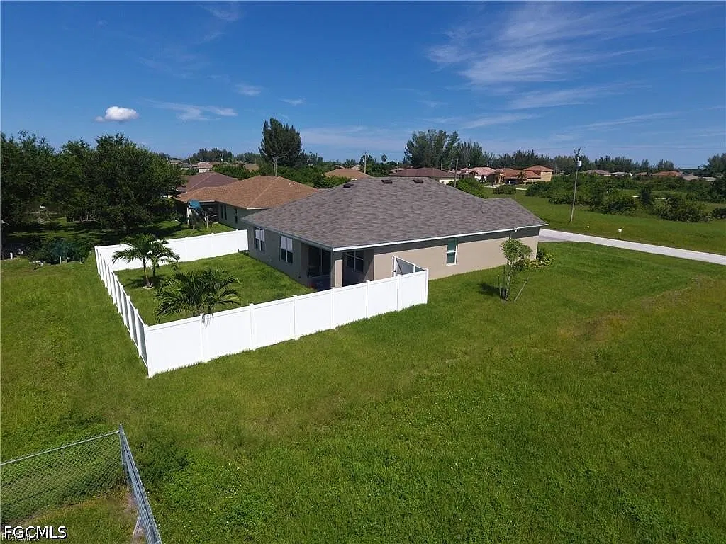 3 bed, 2.0 bath, 1700 sqft, $3,450 — Photo 2