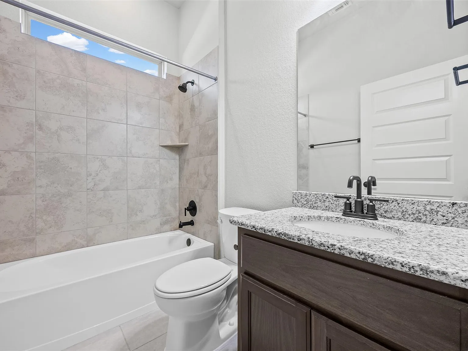 3 bed, 2.0 bath, 1371 sqft, $2,400 — Photo 4