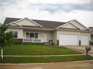 2207 Roosevelt Rd SW, Cedar Rapids, IA 52404