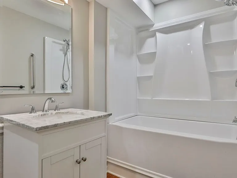 41A Howe Ln — Photo 15