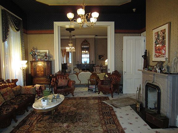 Gentlemen's/Ladies' Parlors