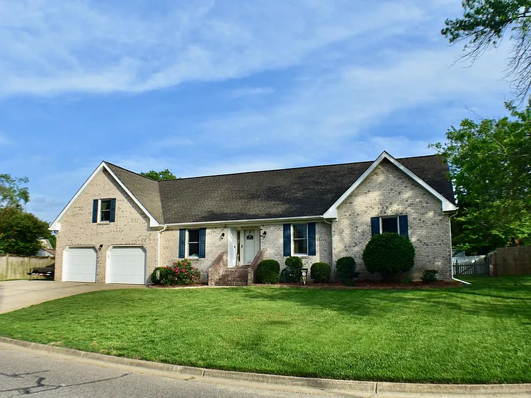 413 Southern Oak Dr — Photo 3