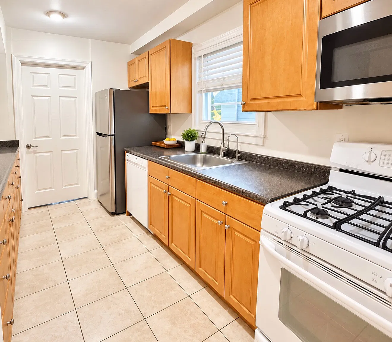 3 bed, $2,485 — Photo 3