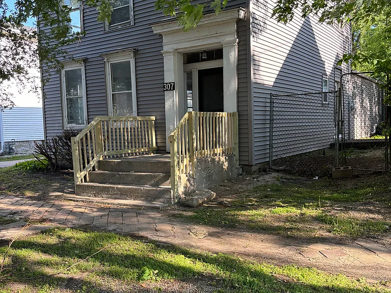 307 E Superior St — Photo 2