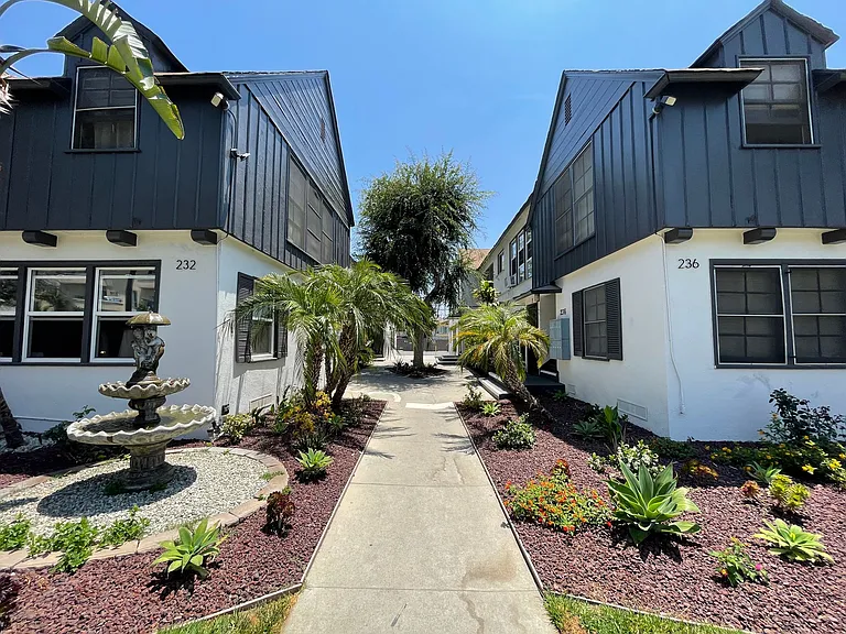 232-6 S. Harvard Blvd — Photo 5