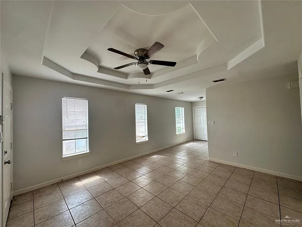2 bed, 2.0 bath, 4050 sqft, $800 — Photo 4