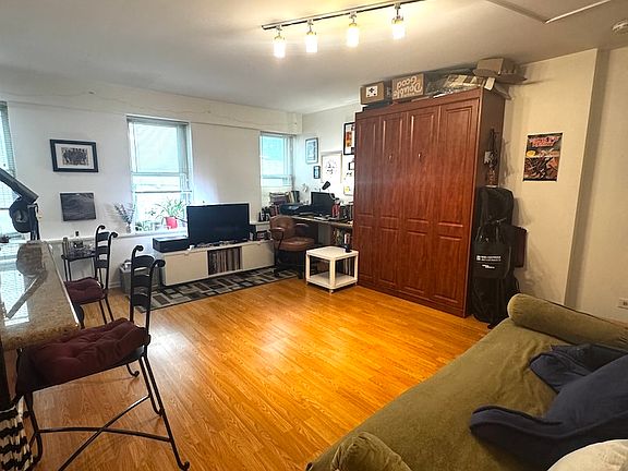 3rd image of 40 E 9th St APT 412