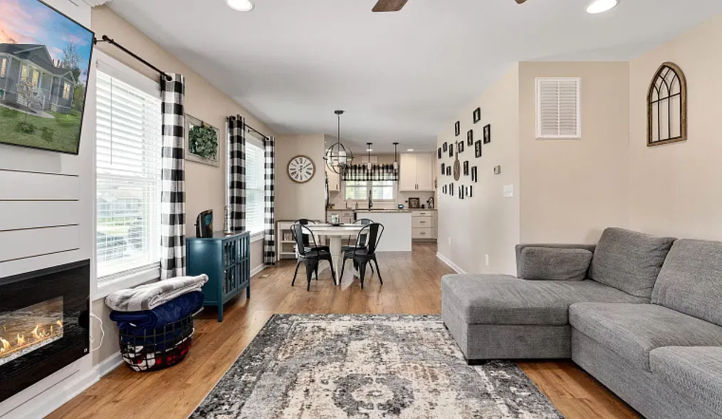 3 bed, 1321 sqft, $2,450 — Photo 4