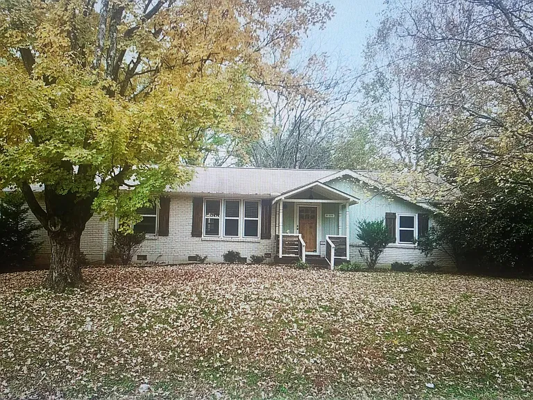 329 Lynn Dr — Photo 1