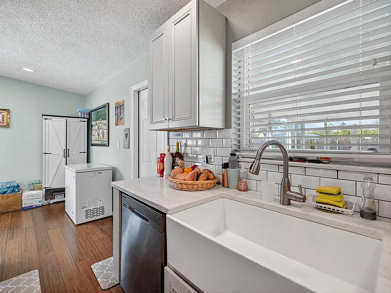 300 SW 25th Ave — Photo 18