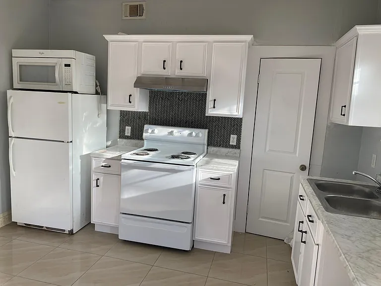 2504 Cleburne St — Photo 1