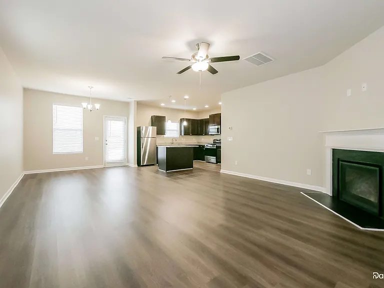 516 Dasheill Ln — Photo 4