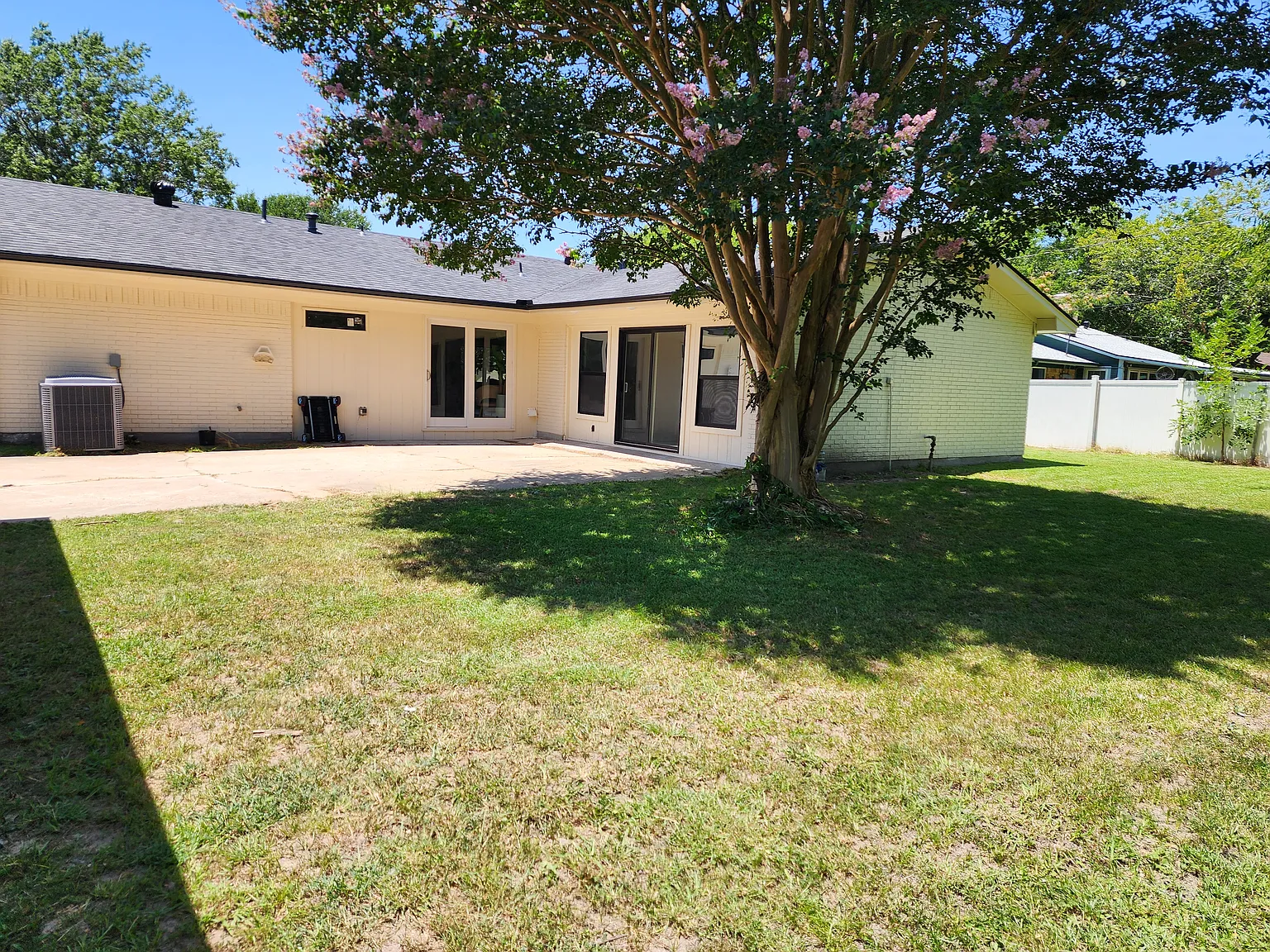 3 bed, 2236 sqft, $2,200 — Photo 3