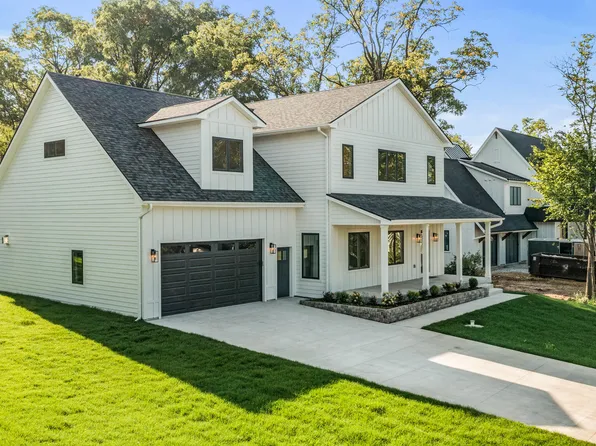 N2418 Shady Side Dr, Lake Geneva, WI 53147