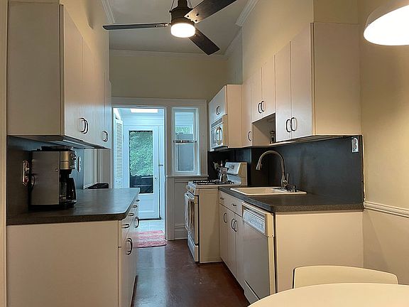 eat-in kitchen w/pantry