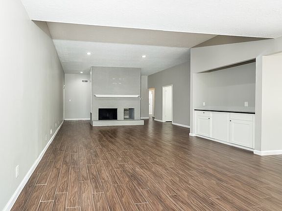 4th image of 15470 Carmel Dr