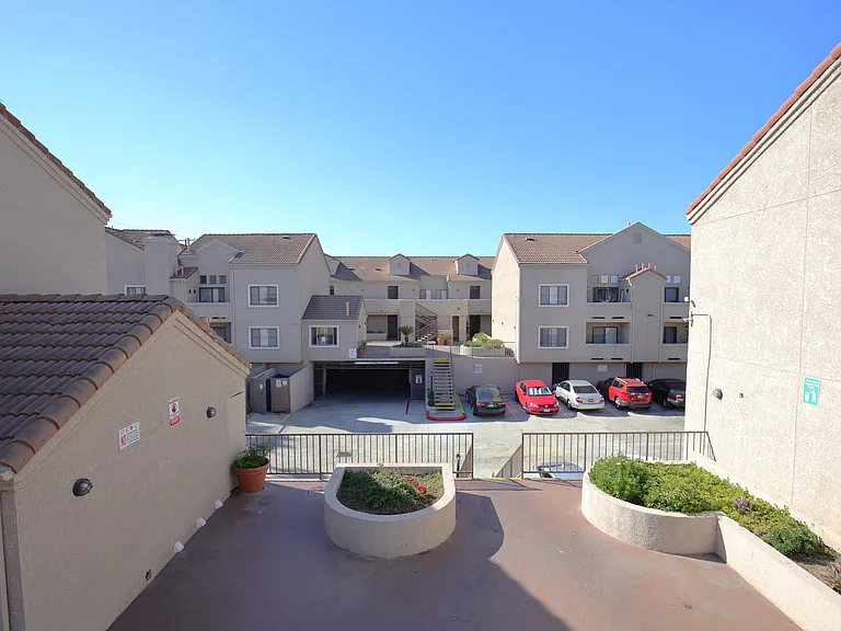 Sunset Plaza Apartments — Photo 9